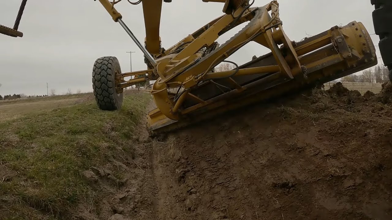 How To Clean A Vee Ditch With A CAT 14G