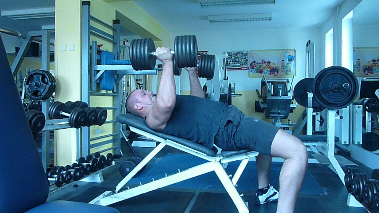 Jenda Matějka tlaky s jednoručkami na šikmé lavici 2x110lb