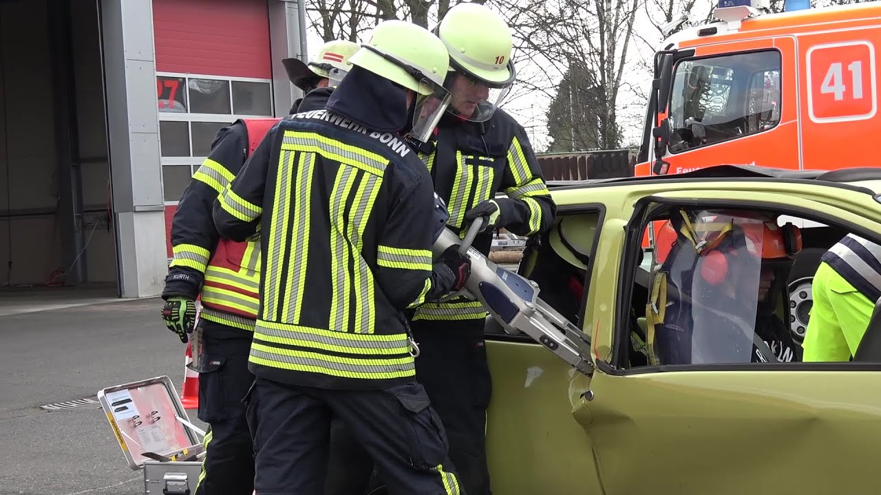 Verkehrsunfall mit eingeklemmter Person - Übung bei Notarzt-Ausbildung in Bonn am 15.03.25