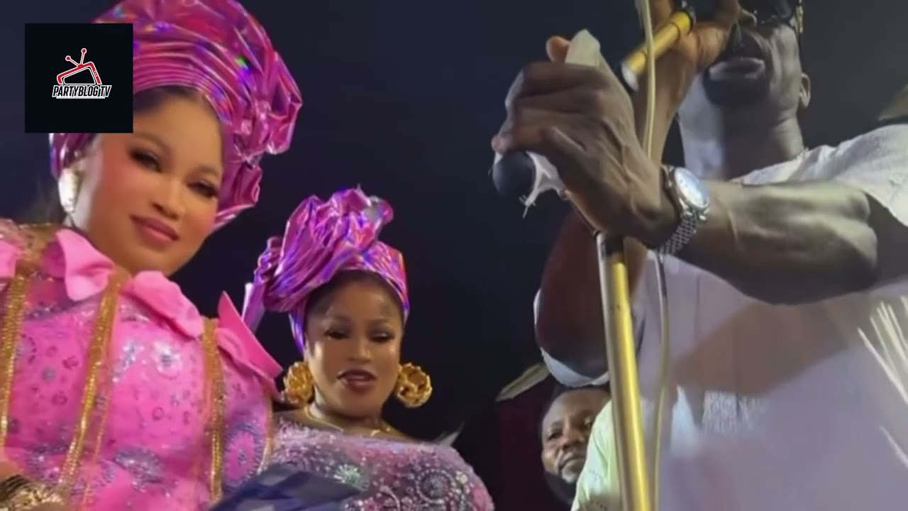 MOIN MONS JEWELER AND YOUNG ALHAJA GOLD DUBAI ON STAGE WITH ALAO MALAIKA AT AG @ 40 ARIKE GOLD PARTY