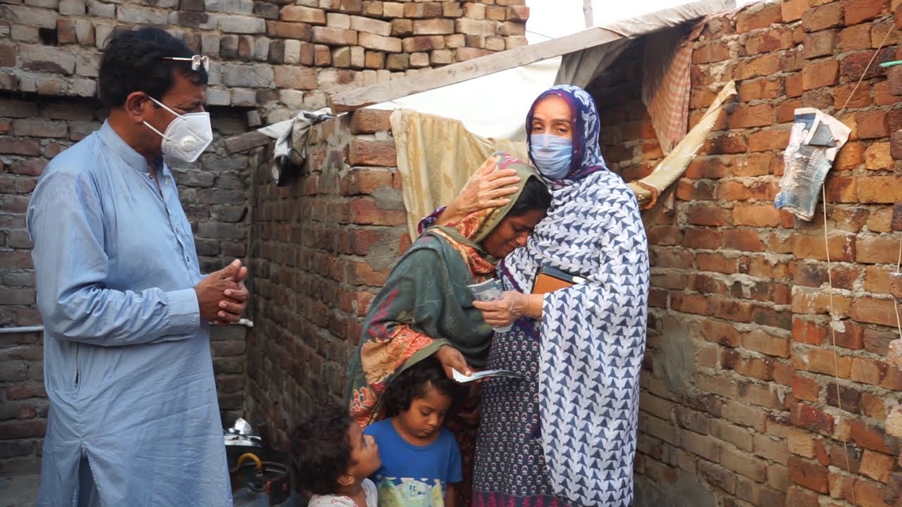 Kis Tarah Yeh Beti Apnay 3 Bachy or Khawand Ko Akelay Sambhal Rahi Hai | Beti Hum Tumharay Sath Hain