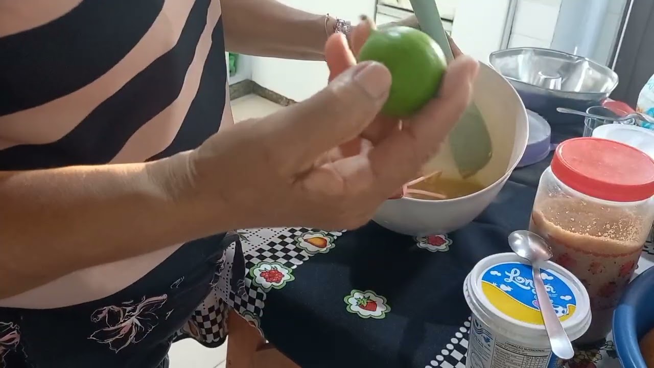 Fazendo  bolo tradicional com frutas  cristalizadas. 