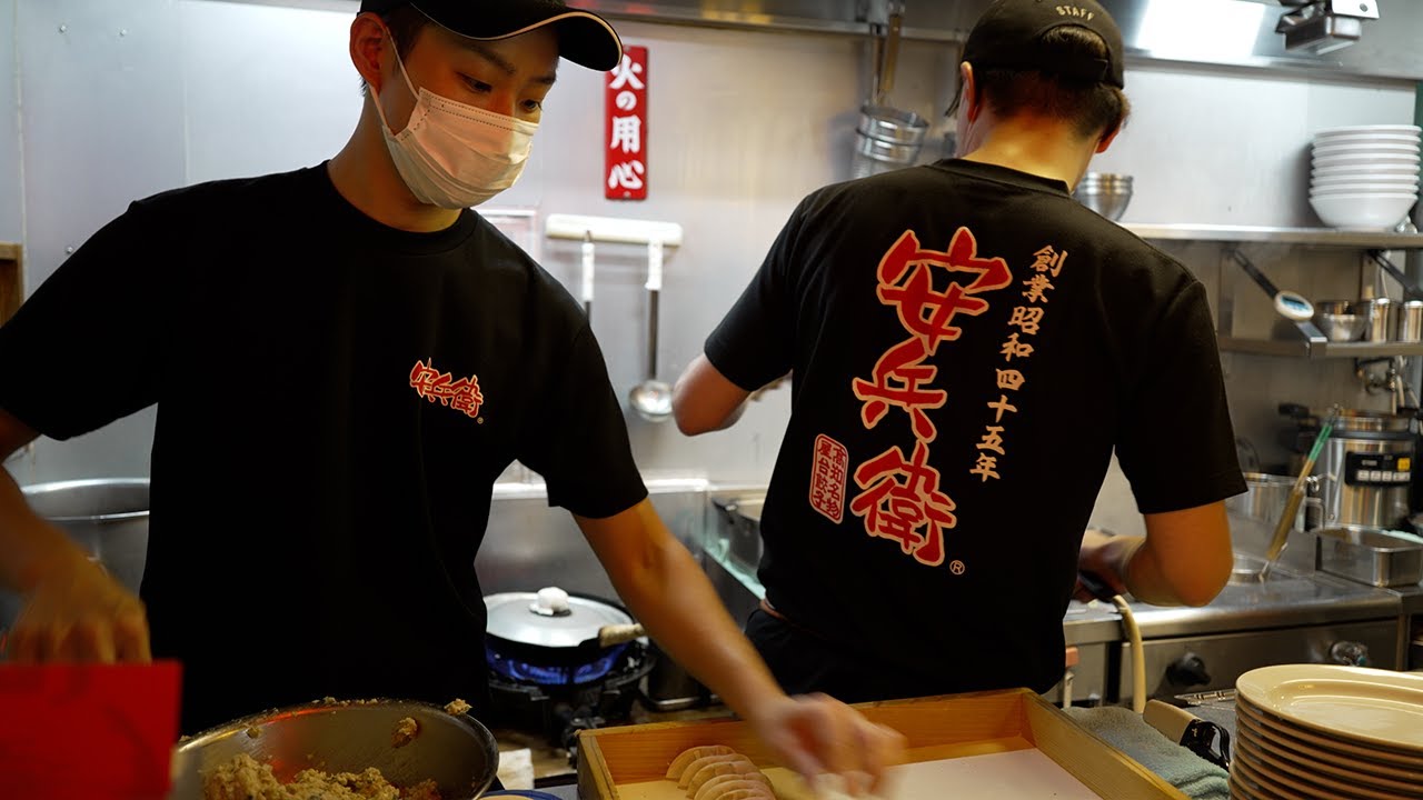 一瞬で無くなる餃子！あの人気屋台の味【めぐろの安兵衛】高知名物を東京・目黒で！カラッと焼き揚げる屋台餃子！/Famous Gyoza Restaurant - Japanese Street Food