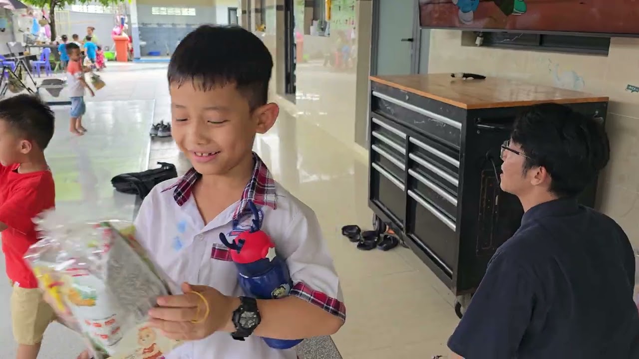 Cùng thầy phong phát quà cho các em mồ côi
