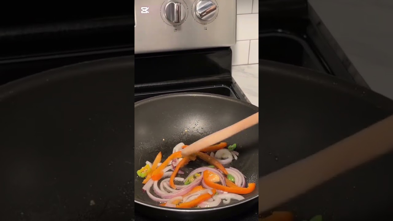 Жареная курица с рисом и горошком, подается с овощами, приготовленными в воке. Быстрый и простой ...