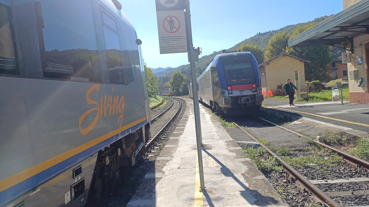 Incrocio fra 2 treni Swing alla stazione di Gragnola (ferrovia Lucca - Aulla)