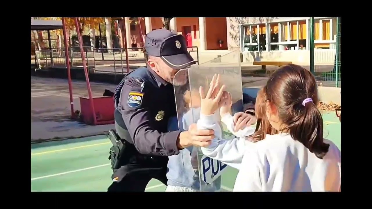 Exhibición de la Policía Nacional en el Colegio Escolapios Jaca