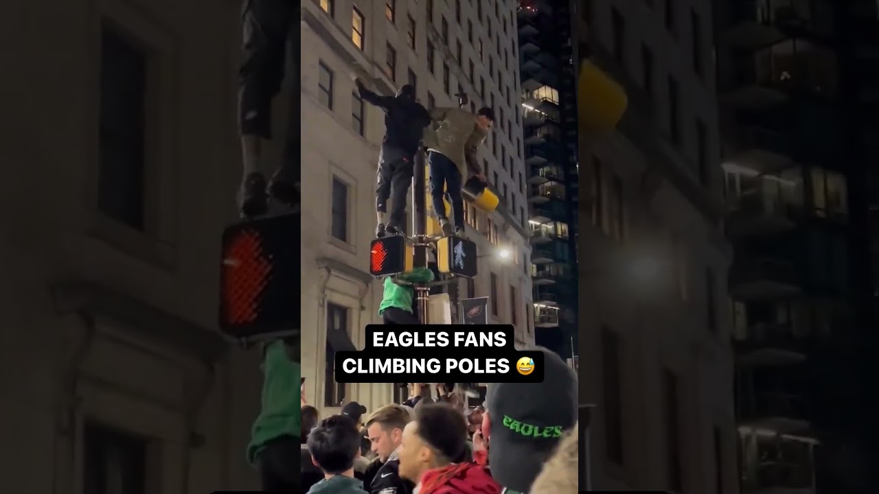 The streets are wild in Philadelphia after the Eagles win 😳 (via Phillies_Muse/TW)