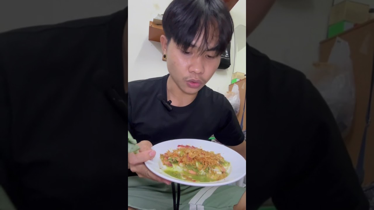 กุ้งสด ปลาหมึก ใส่น้ำจิ้มซีฟู้ด กินกับผักคะน้ากรอบ