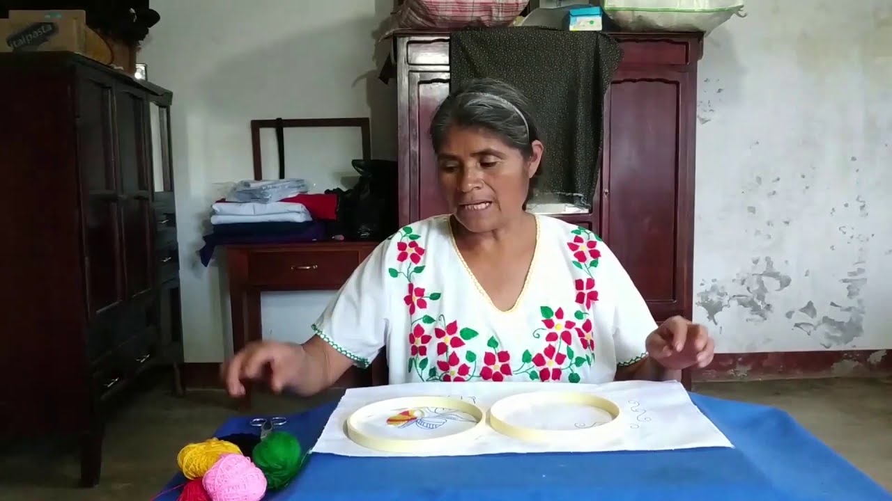 Cómo bordar a mano una flor de Tulipán en servilleta, paso a paso