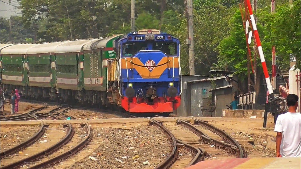 Drutojan Express entering Dinajpur Railway Station | Train's of BD