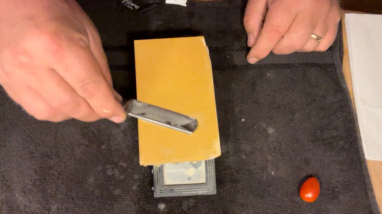 Honing a Njord razor. 🤘😃🤘