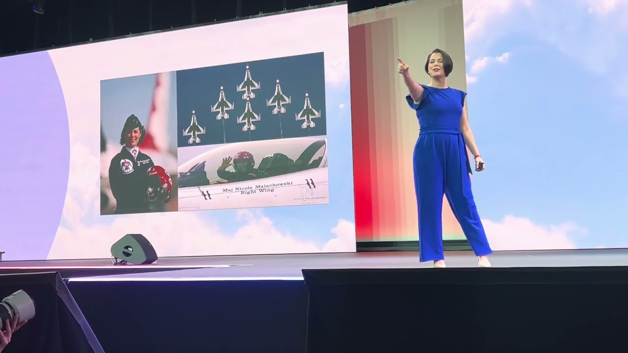 Николь Малаховски — летчик-истребитель