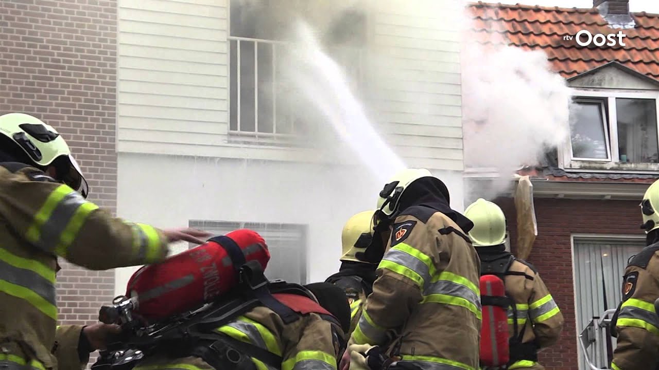 Flinke rookwolken boven Kamperpoort Zwolle door woningbrand
