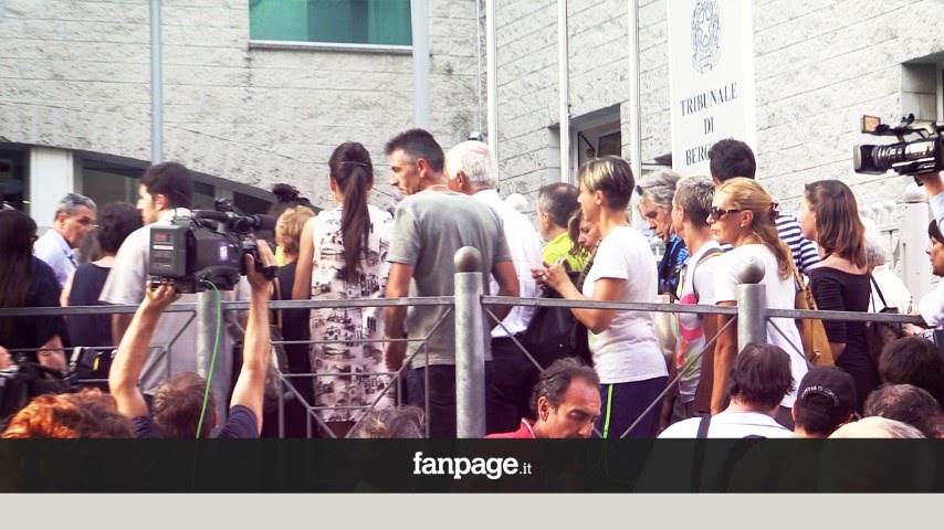 Bergamo, fan di Bossetti in coda per ascoltare la sentenza: 