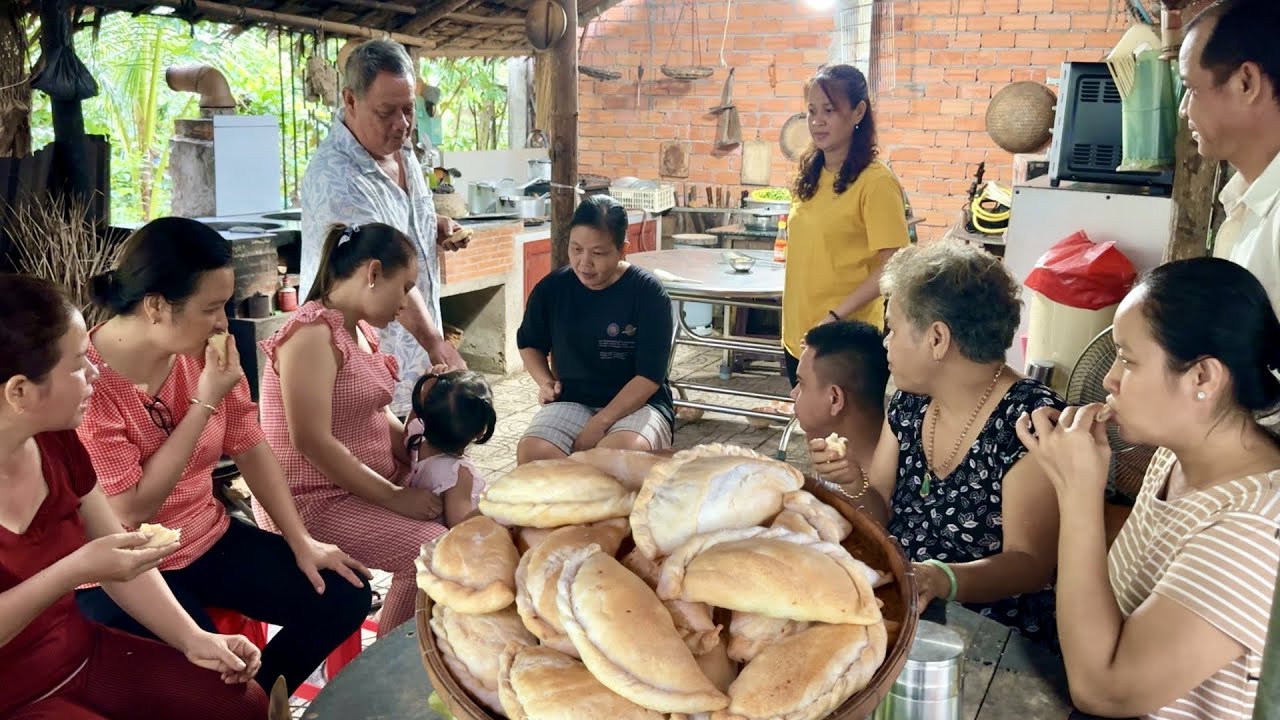 Gia Đình Ăn Bánh Quai Vạc Dưới Mưa Chiều | Vinh & Truyen