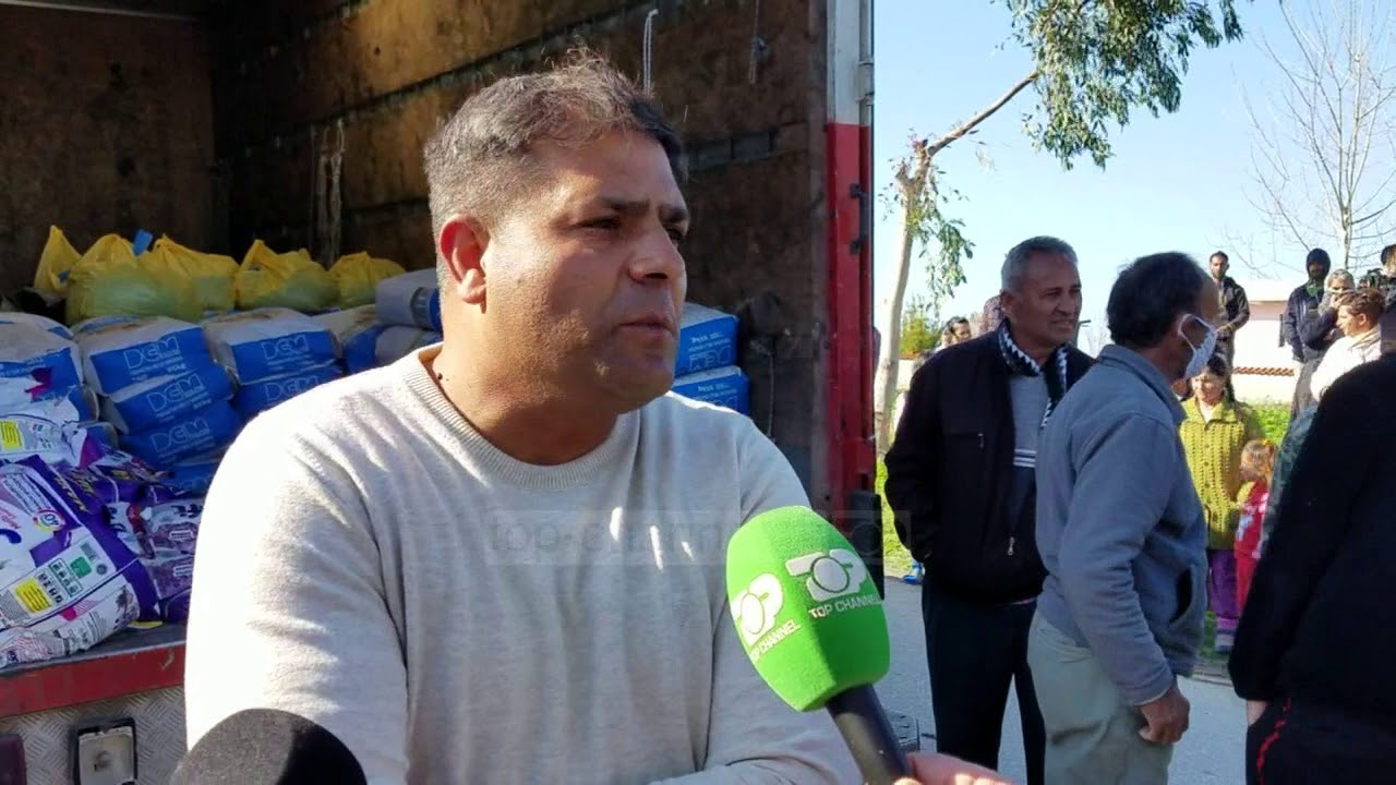 Romët ndihmojnë romët/ Shpërndajnë ndihma në disa fshatra të Fierit
