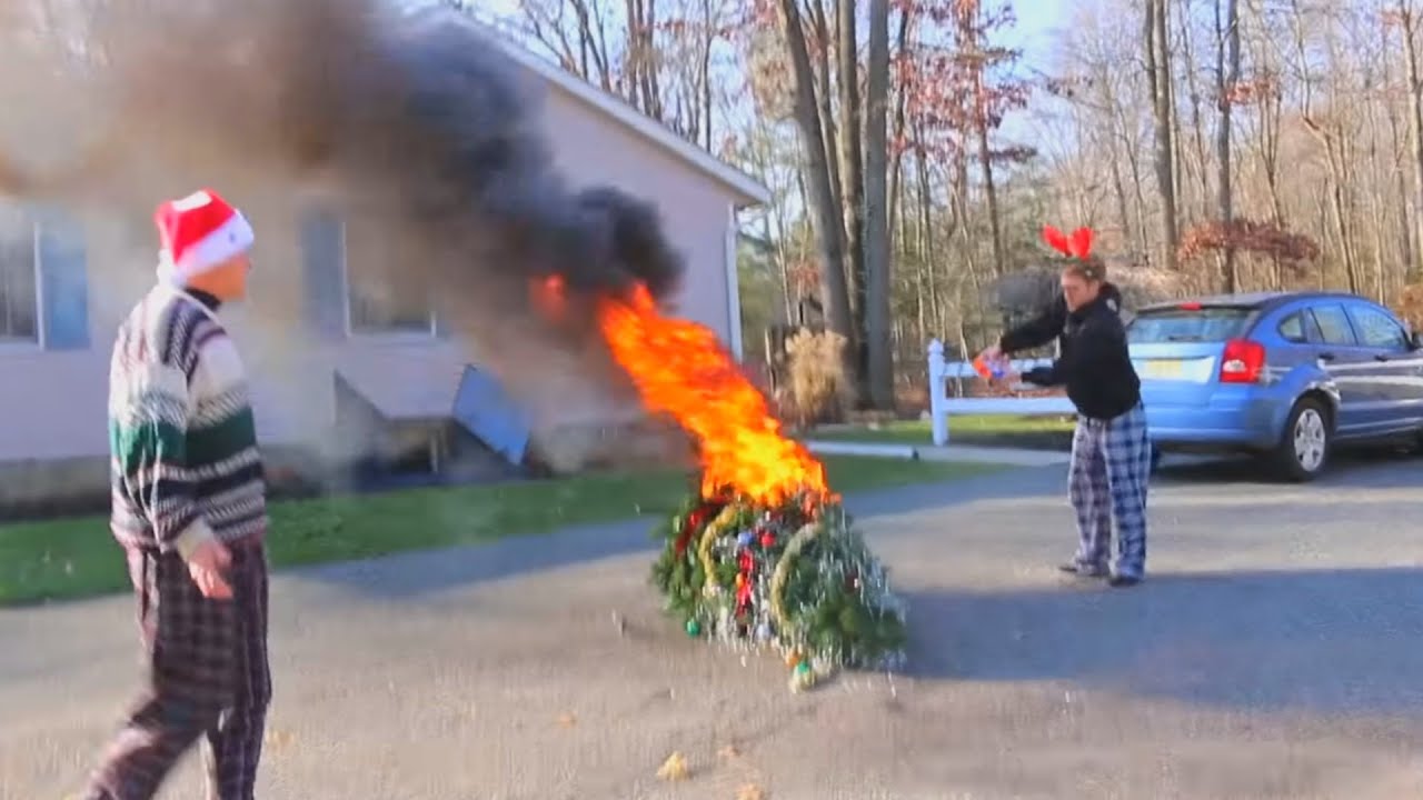 Hij wilde een ander kerstcadeau... (HEEL BOOS)