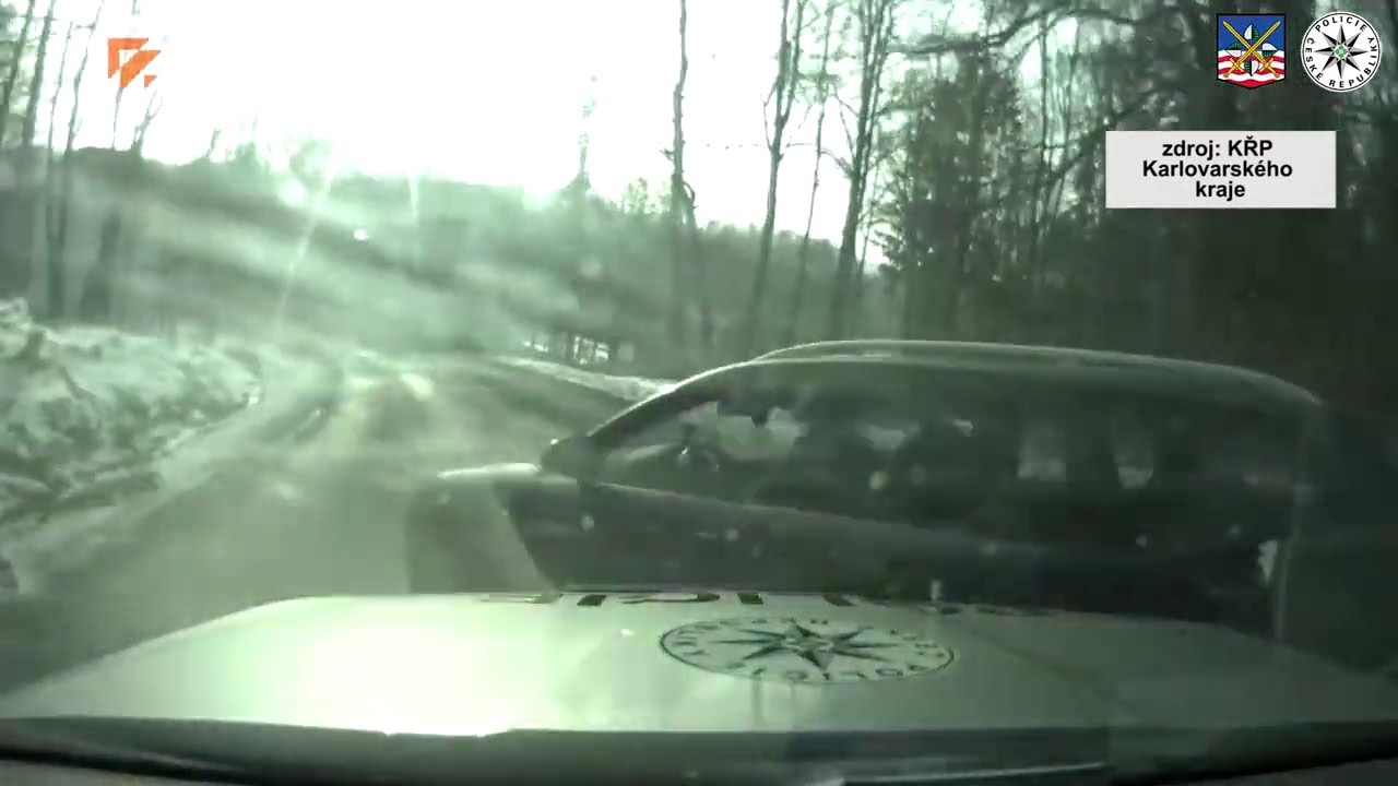 KŘP KVK: Policisté použili k zastavení vozidla PIT manévr