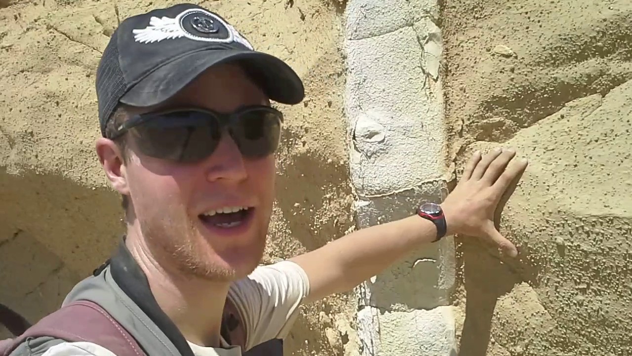Peru - Siltstone-dyke in sandstone