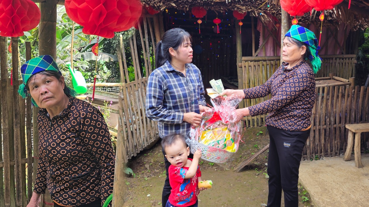 The cruel mother-in-law brings gifts to the single mother as part of her new plan.