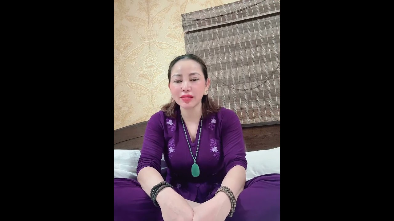 Em rất lích sự em mời em ấy ra ngoài kia em ấy khong đi nên buộc em phải nói