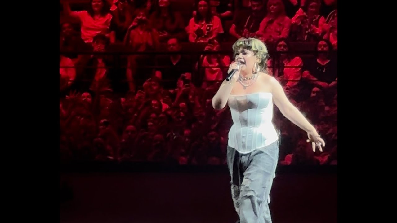 Lola Young singing ‘Messy’ in Paris - opening for Billie Eilish - June 2025 #hitmehardandsofttour