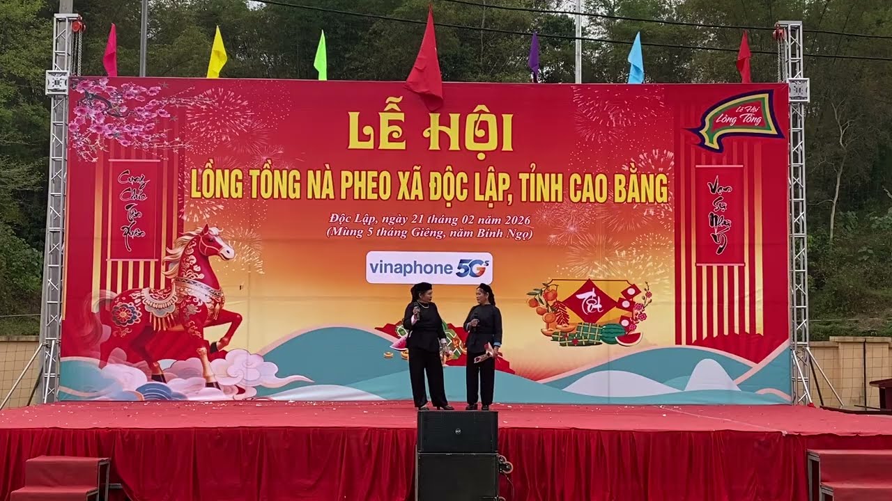 Hà lều “Mừng hội lồng tồng” Chu Luyến hát giao lưu lễ hội