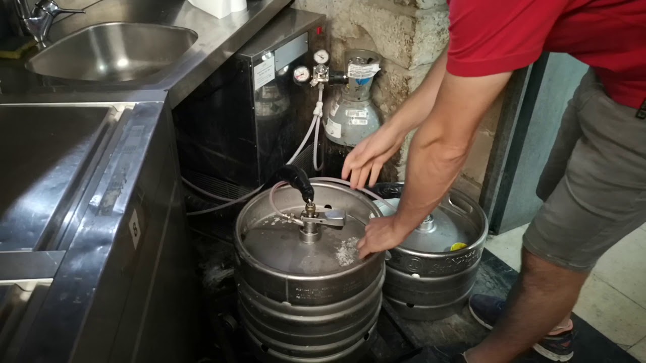 Cambiar barril en un tirador de cerveza