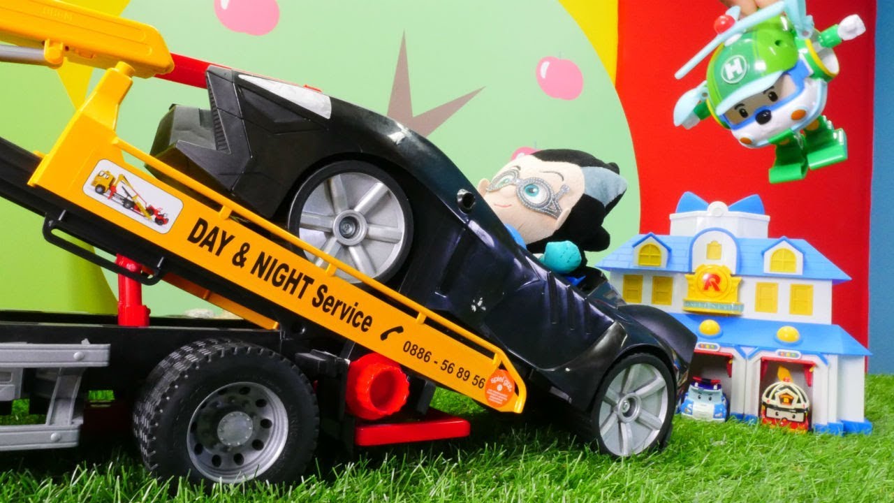 Romeo Poli'nin garajına park ediyor.