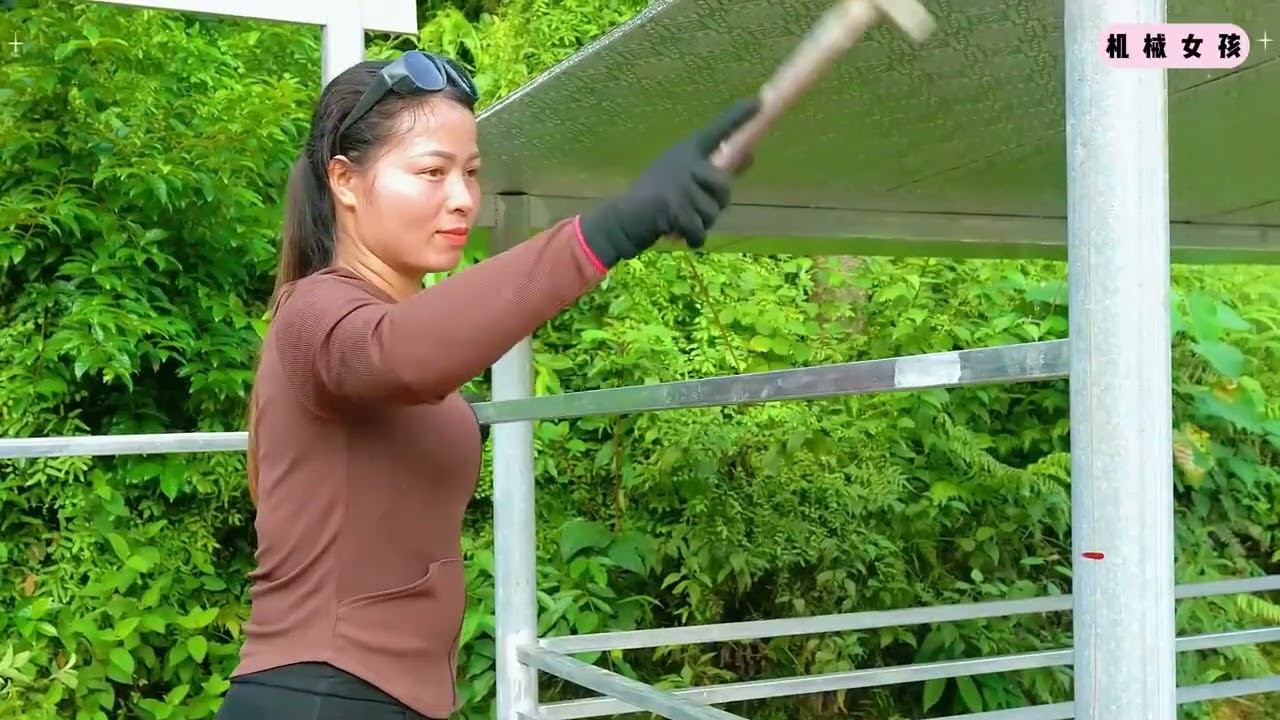 在鱼塘边用钢结构建造牲畜圈舍，并用砖块砌筑菜床种植蔬菜 #我的乡野山居生活 #建造田园生活 #野外建造