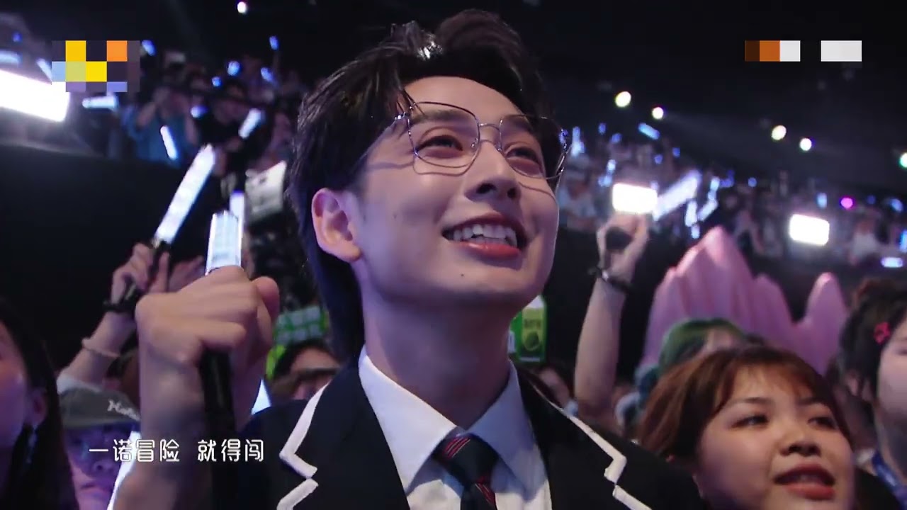 林俊杰唱《裹着心的光》。JJ Lin sings 
