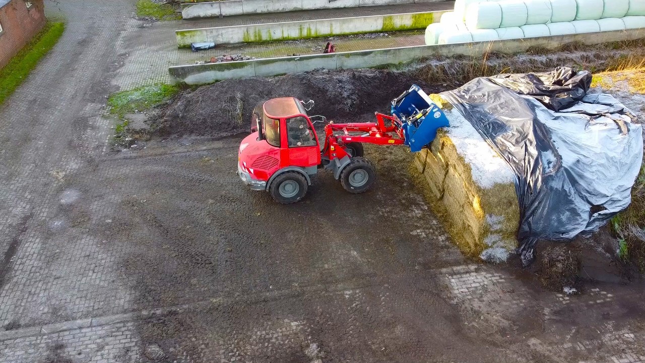 Zetor feeding cattle