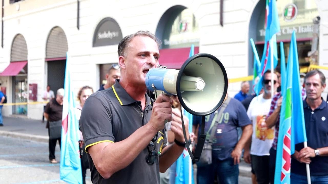Roma, i pompieri scendono in piazza: 