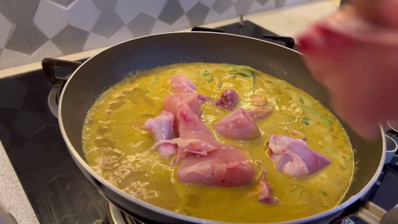 Maldivian style chicken curry | chicken curry