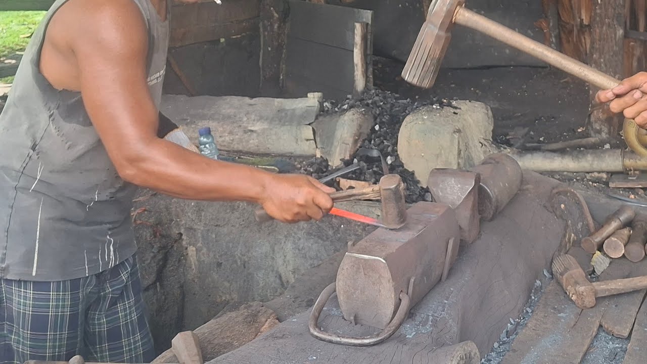 LIVE || A NORMAL DAY AT A TRADITIONAL BLACKSMITH MAKING A 40-INCH MACHETE
