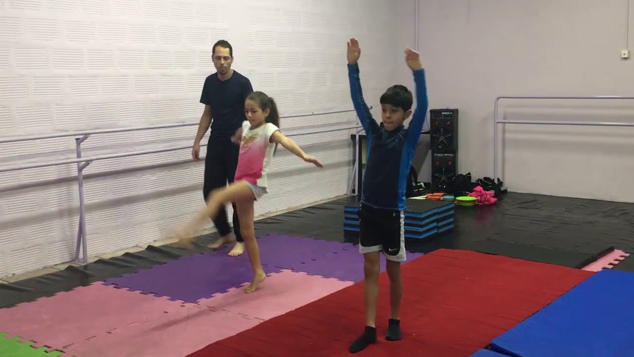 Circo Infantil - Aula 1 - Exercício de circo para aquecer, alongar e fortalecer