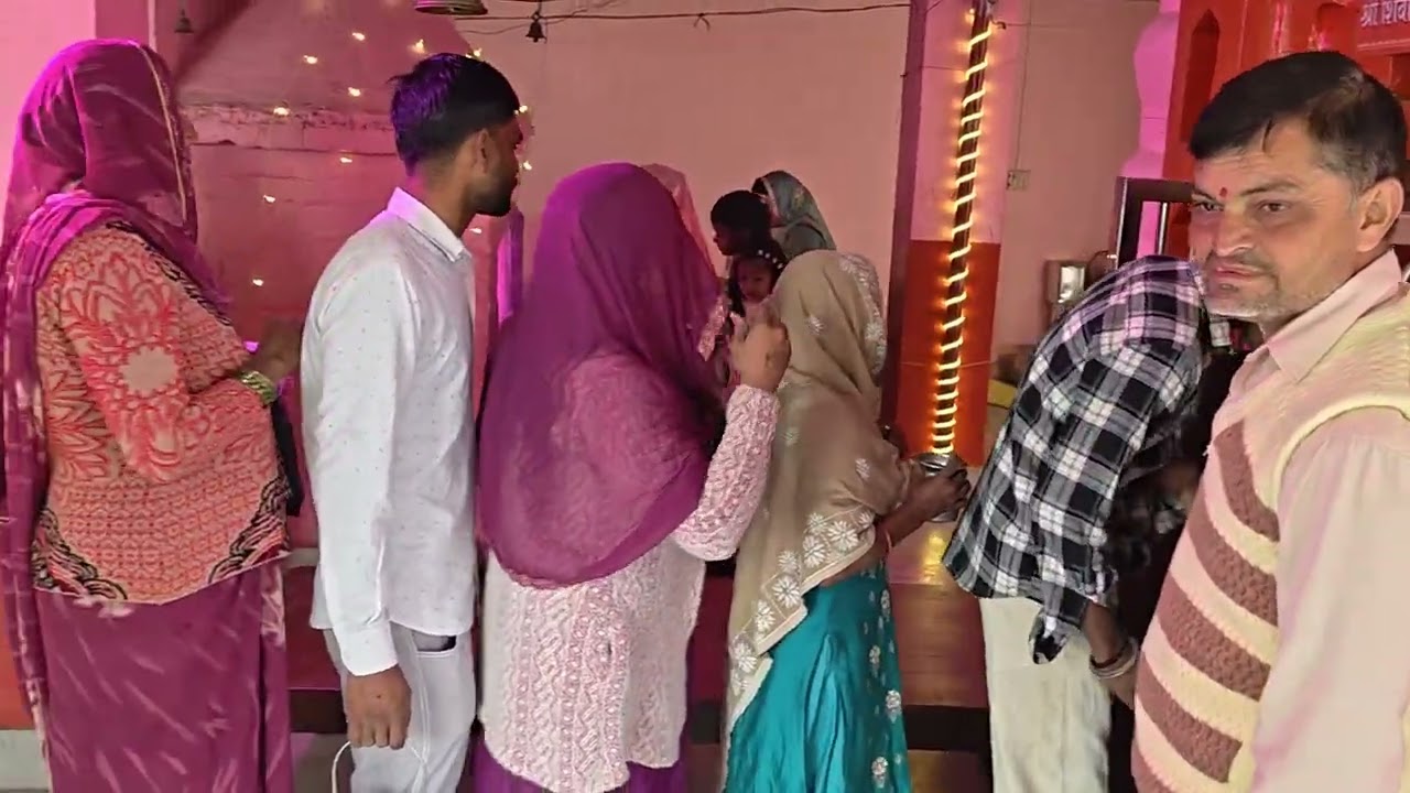 प्राचीन शिव मंदिर भवानीपुर संभल यूपी में जल अभिषेक करते हुए लगी लंबी लाइन! 