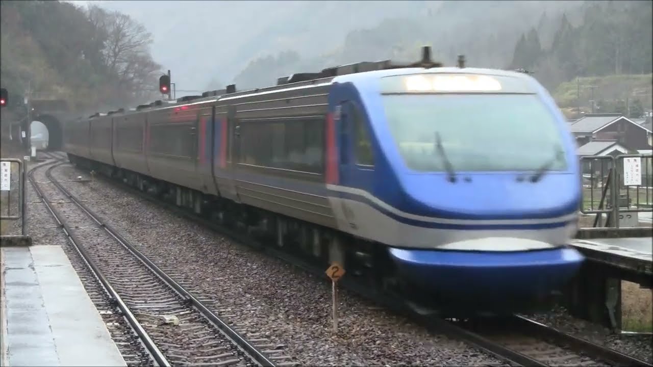 【智頭急行】 駅を通過するHOT7000形「スーパーはくと」