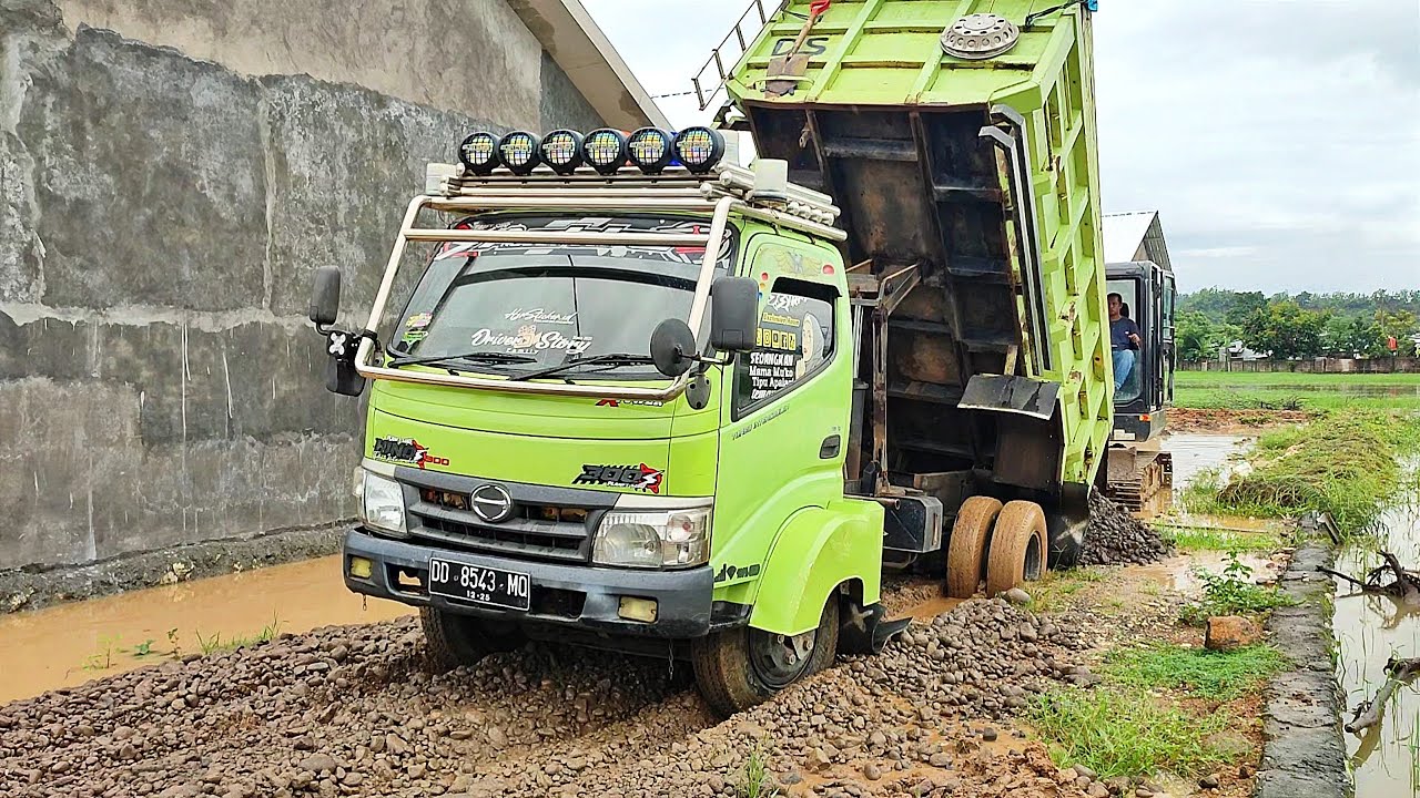 Truk Jomplang. Mobil TRUK HINO DUTRO Bongkar Muatan PASIR BATU Full Bak Di Lokasi Banjir BERLUMPUR