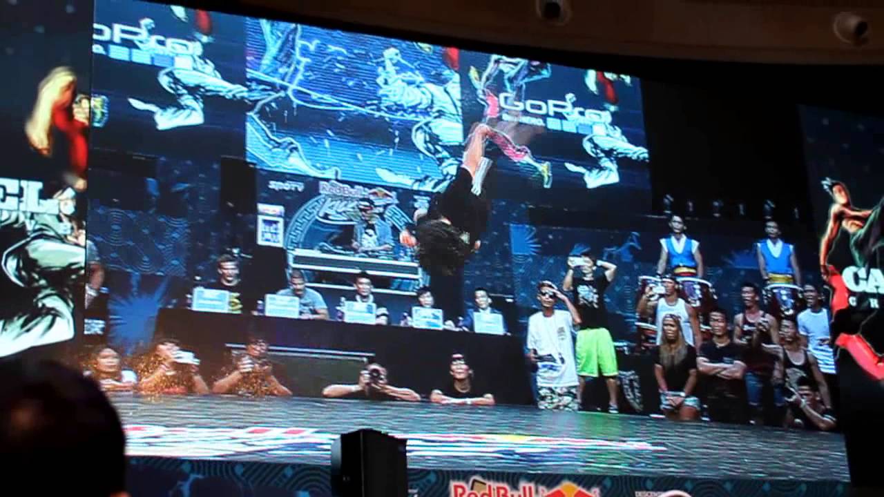 Red Bull Kick It 2014 Final - Yoo Ingun(유인건) vs Park Hangyul(박한결)