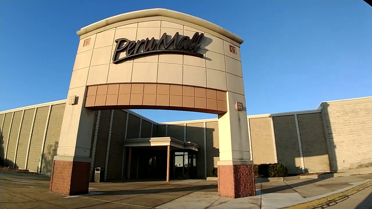 Peru Mall (exterior) in Peru, Illinois - A Deadmalls.com Presentation