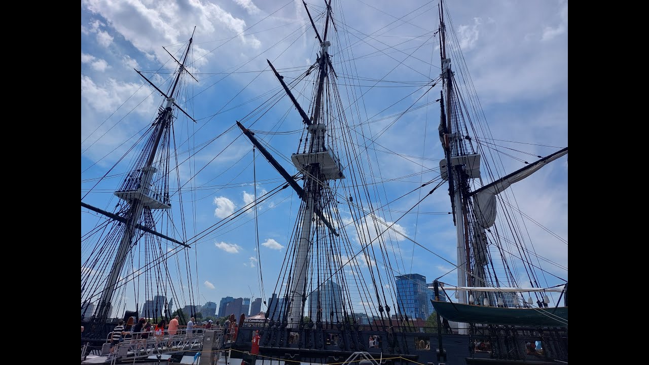 Гавань в Бостоне и старейший корабль (USS Constitution).