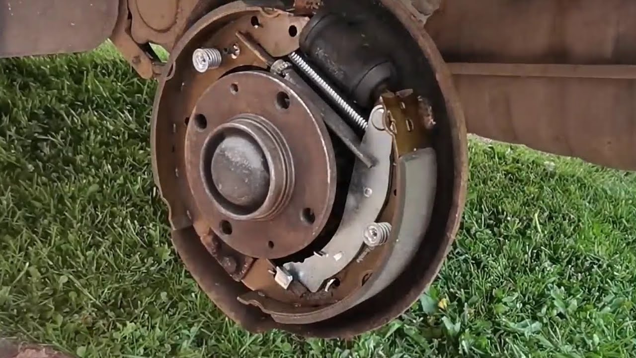 Wymiana bębnów i szczęk hamulcowych w samochodzie Citroën Xsara Picasso(Brake drums and shoes)