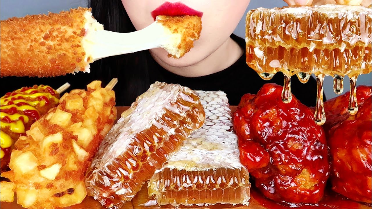 ASMR SPICY CHICKEN, HONEYCOMB, MOZZARELLA CORN DOGS 양념 치킨, 벌꿀집, 모짜렐라 핫도그 먹방 EATING SOUNDS MUKBANG