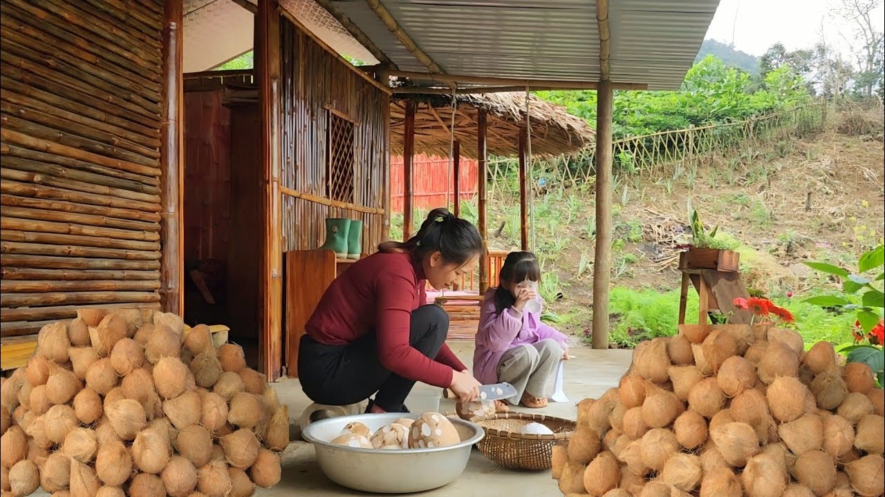 Amazing! The girl can make a colorful jam from dried coconuts and sell it at the market.