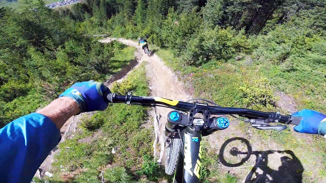 Черная трасса в Livigno за местным гонщиком