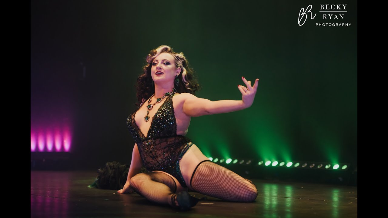 Aya L'Storm performs 'Moonage Daydream' at The Peacock Lounge Burlesque & Cabaret Leicester 17/09/22