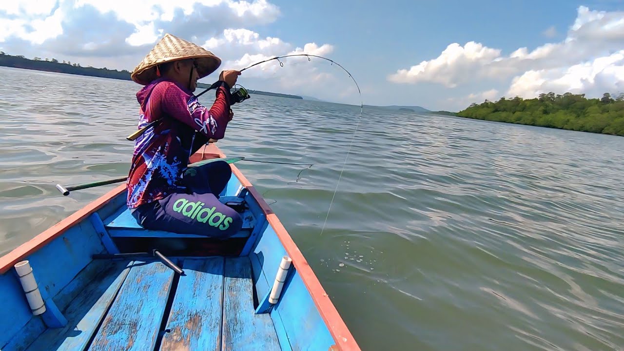 Di spot terakhir malah dikejutkan ikan hitam panjang kesukaan emak-emak