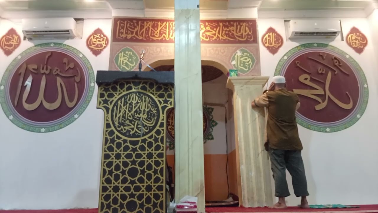 Adzan dzuhur di mesjid baitul makmur kompleks pasar basa mandonga kendari Sulawesi tenggara